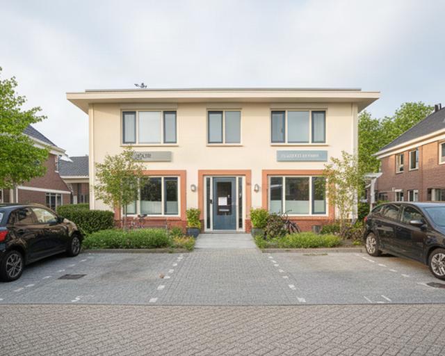 Kantooromgeving aan het Lisserpad in Nieuw-Vennep met parkeerruimte voor bezoekers
